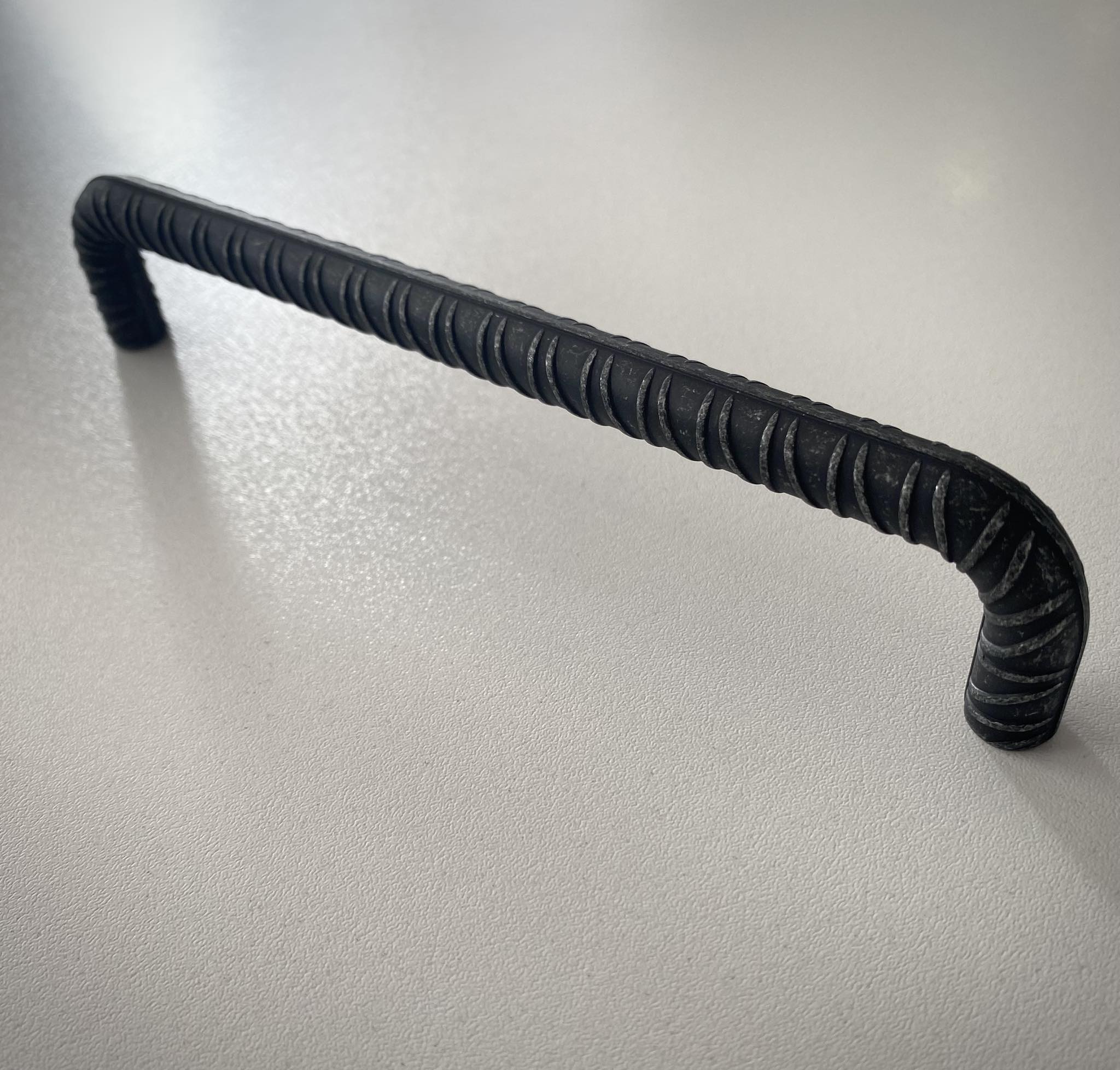 Dorezë (Doreza) për mobilie, ngjyrë e zezë , L:160mm ” Vintage Black”