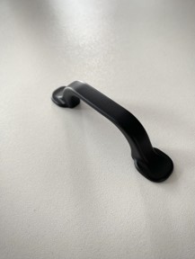 Dorezë (Doreza) për mobilie, ngjyrë e zezë matt , L:64 mm ” Laccato”